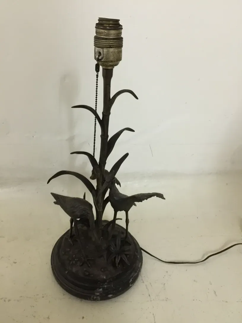 Tischlampe Figudo mit dekorativem floralen Sockel, sanftes Licht