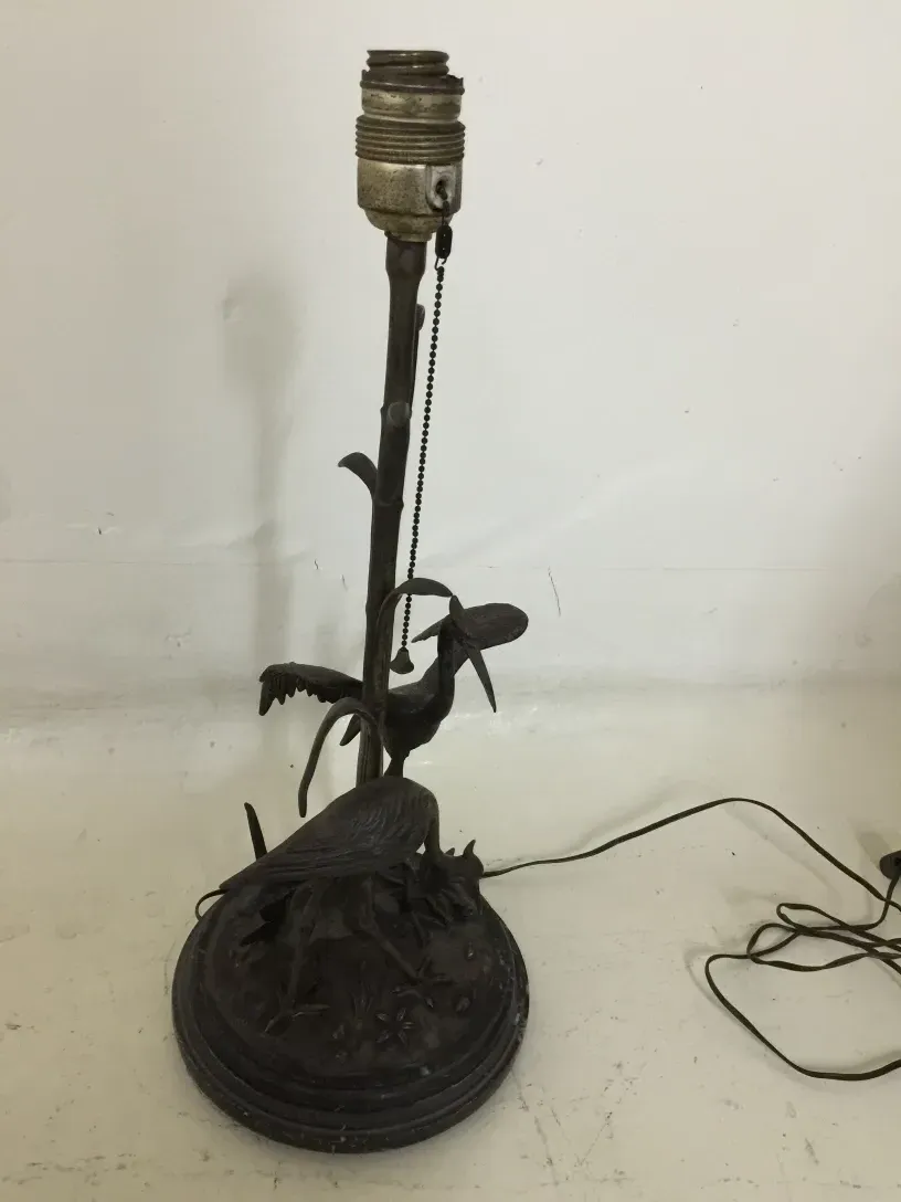 Antique table lamp Figudo with decorative base design