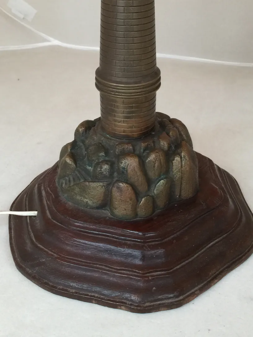 lampe de bureau ancienne avec base en roche décorative, mettant en valeur les détails inférieurs