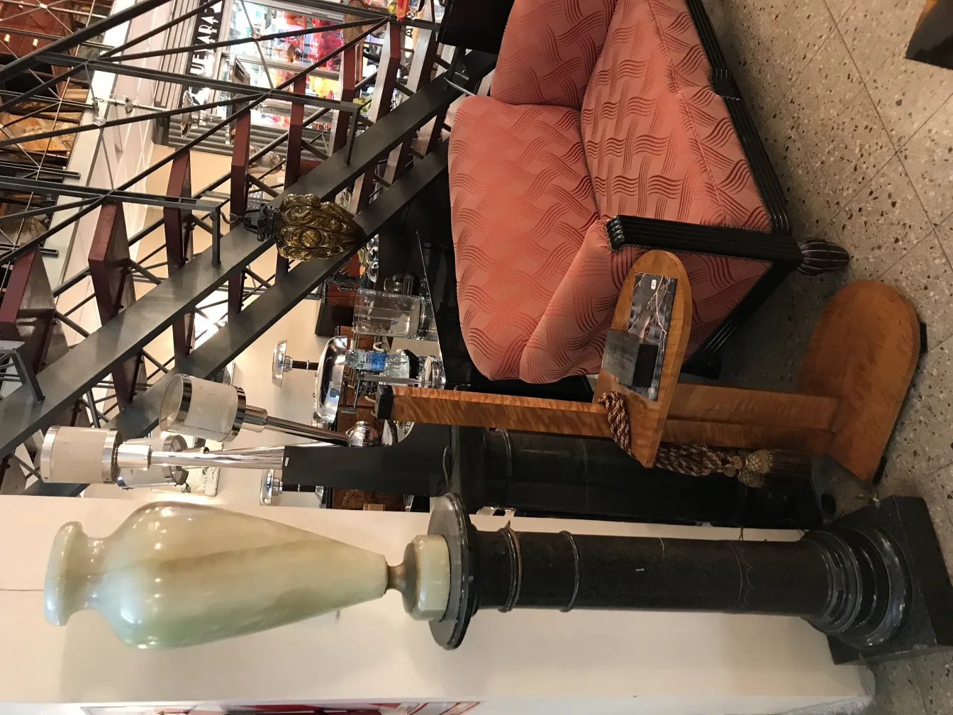 lampara de mesa antigua con un diseño elegante y base decorativa