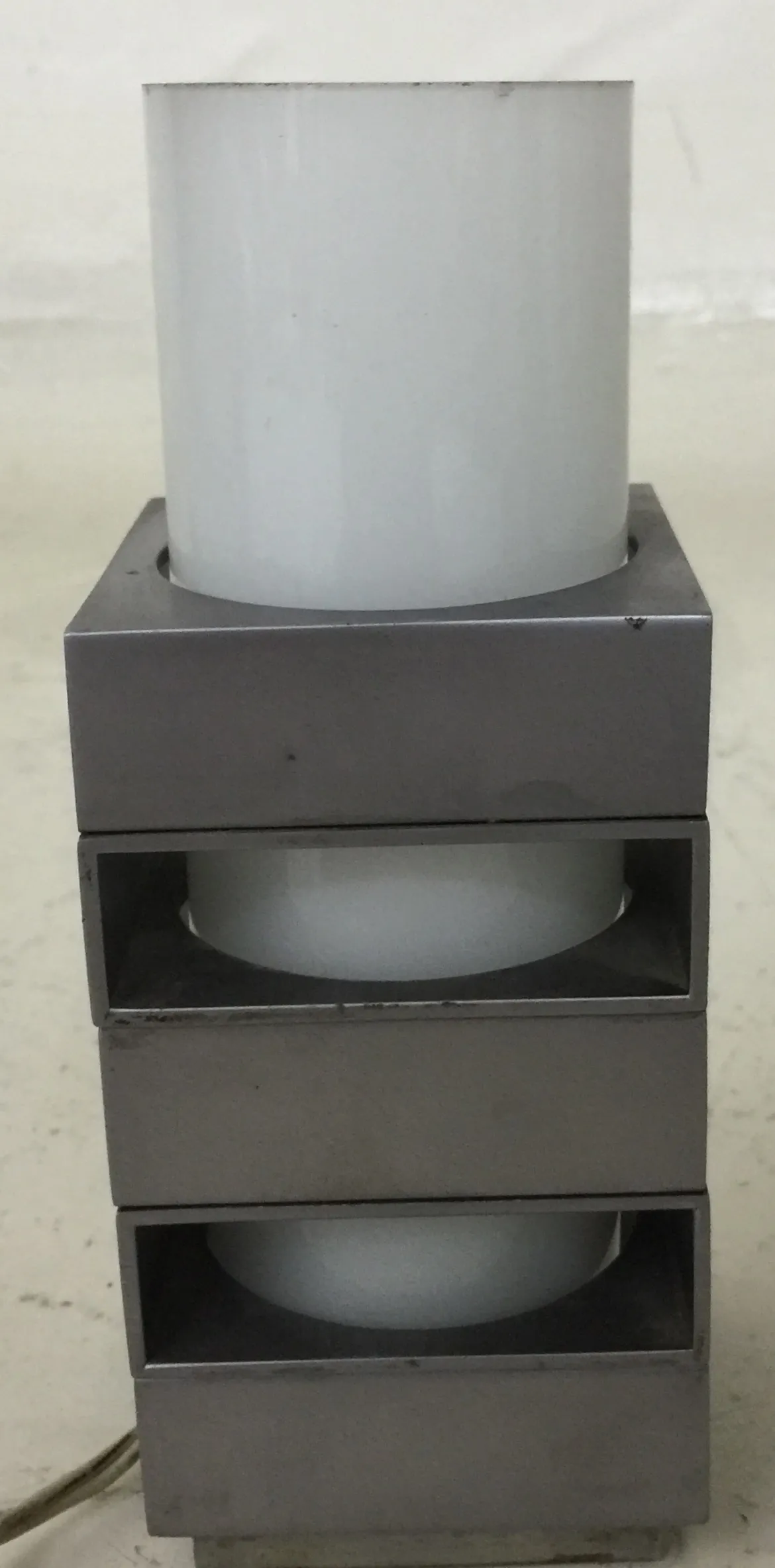 Lampada da tavolo antica con design geometrico semplice.