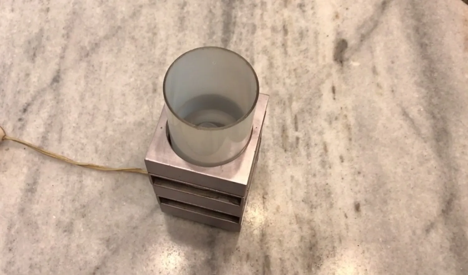 lampe de bureau ancienne au design élégant et à lumière douce, sur fond de marbre