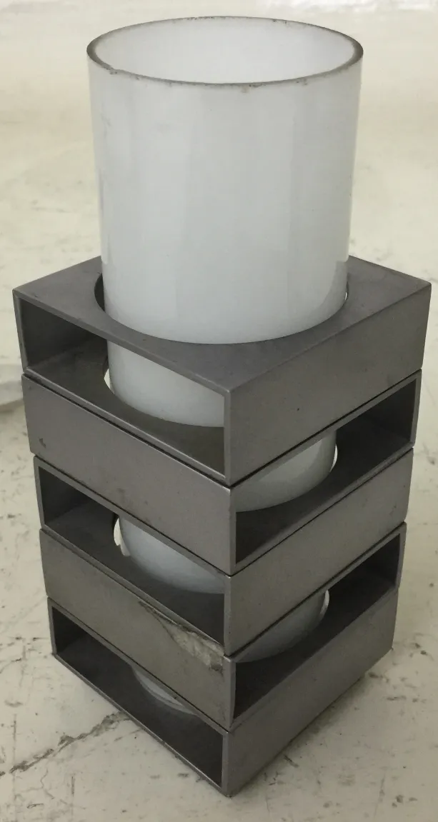 古董台灯具有现代设计和方形底座