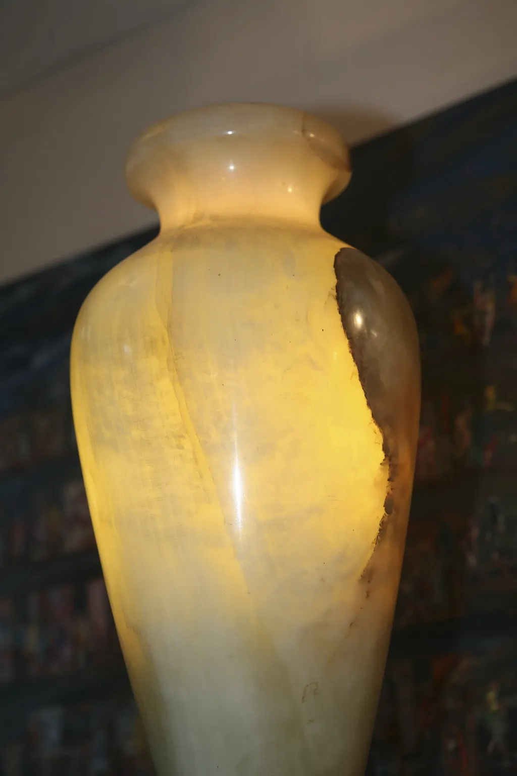 lampara de mesa antigua con adornos alegóricos y luz cálida