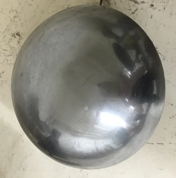 고전적인 원형 테이블 램프가 중립적인 환경에 있음