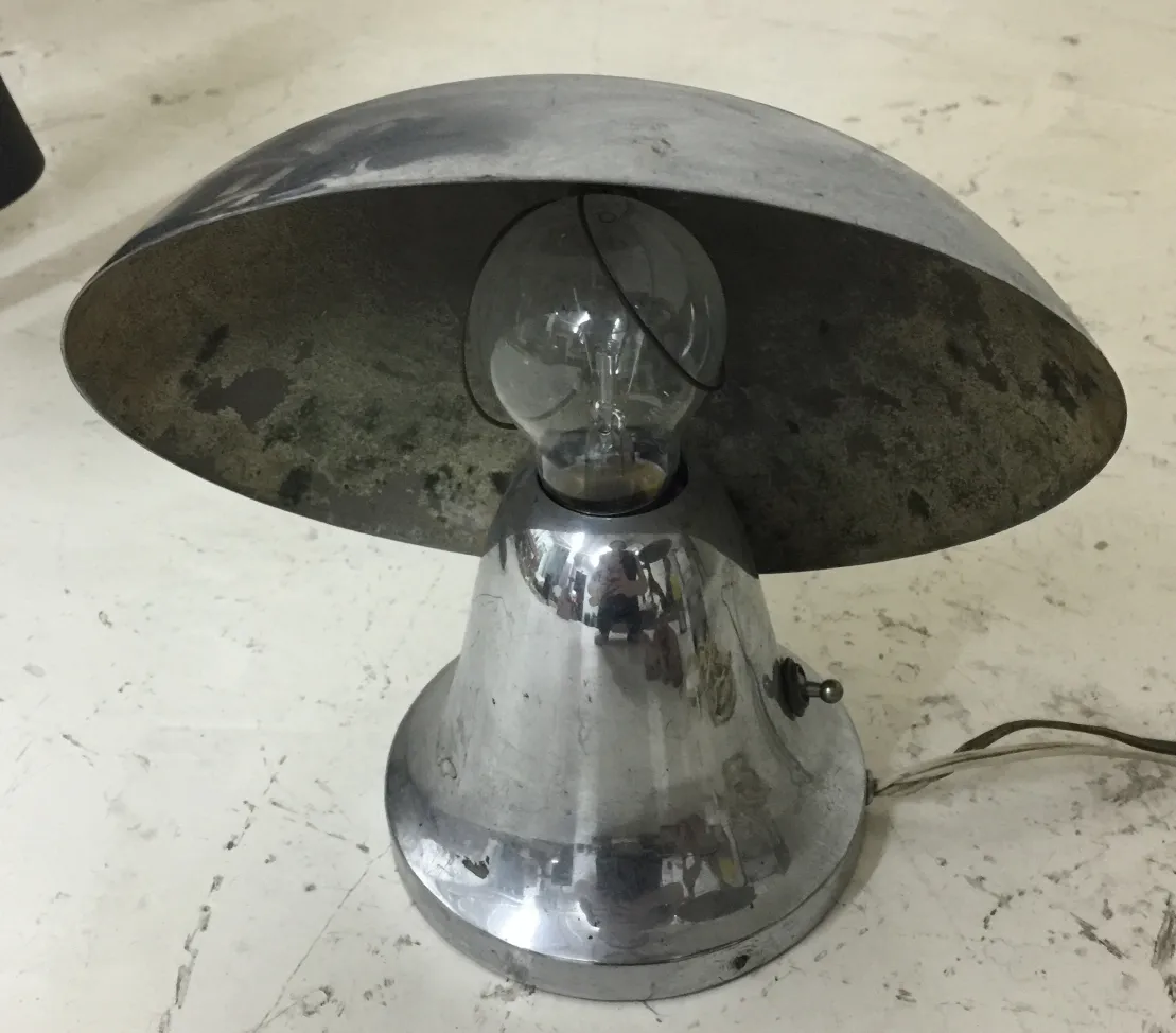 antik tischlampe mit glänzendem metalschirm