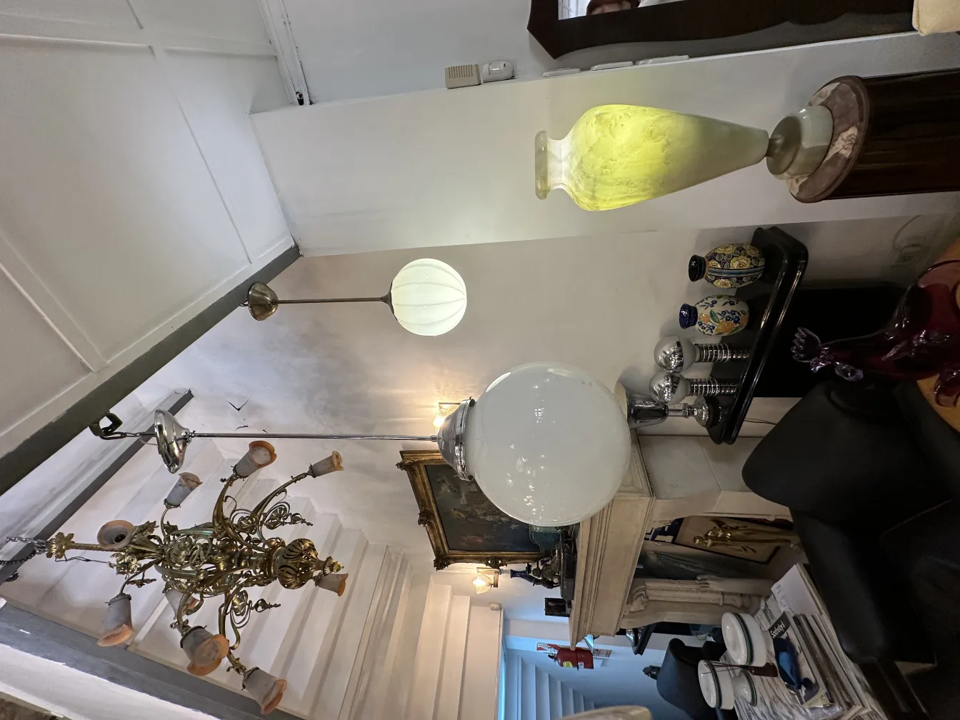 antike Tischlampe mit runder Schirm, der einen eleganten Raum beleuchtet