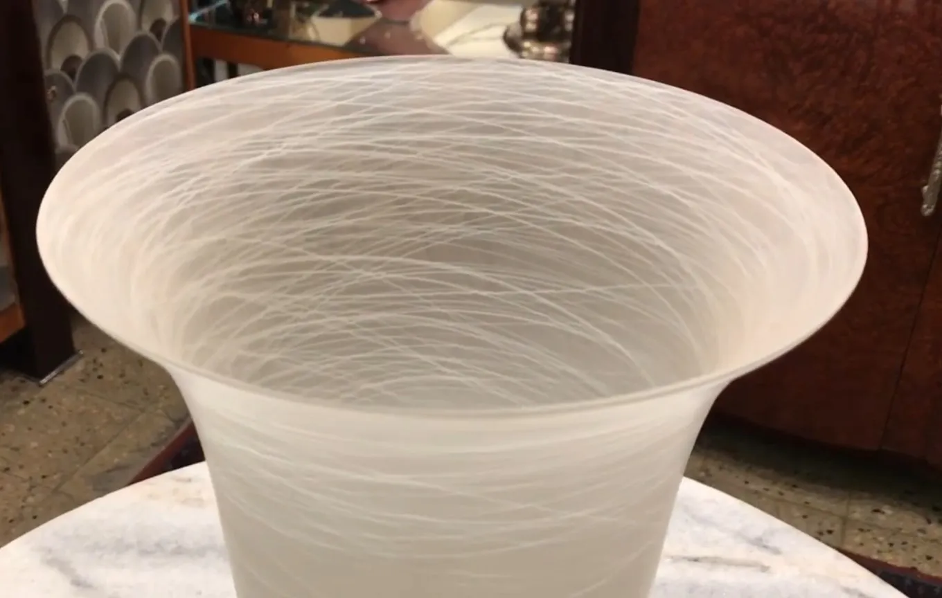 lampada da tavolo antica con design curvo ed elegante, atmosfera calda