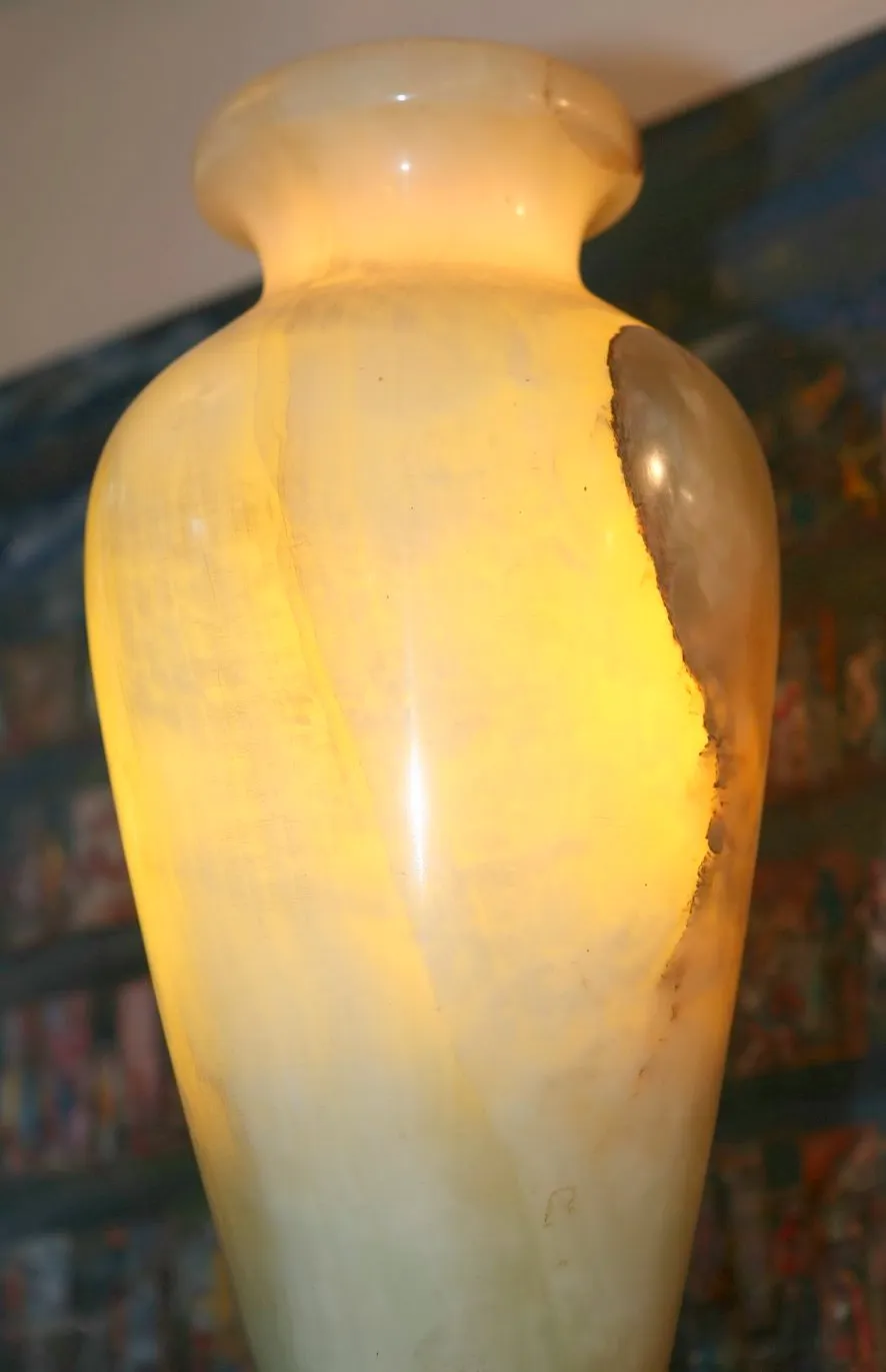 古董檯燈，柔和的光線和優雅的設計，完美的環境照明