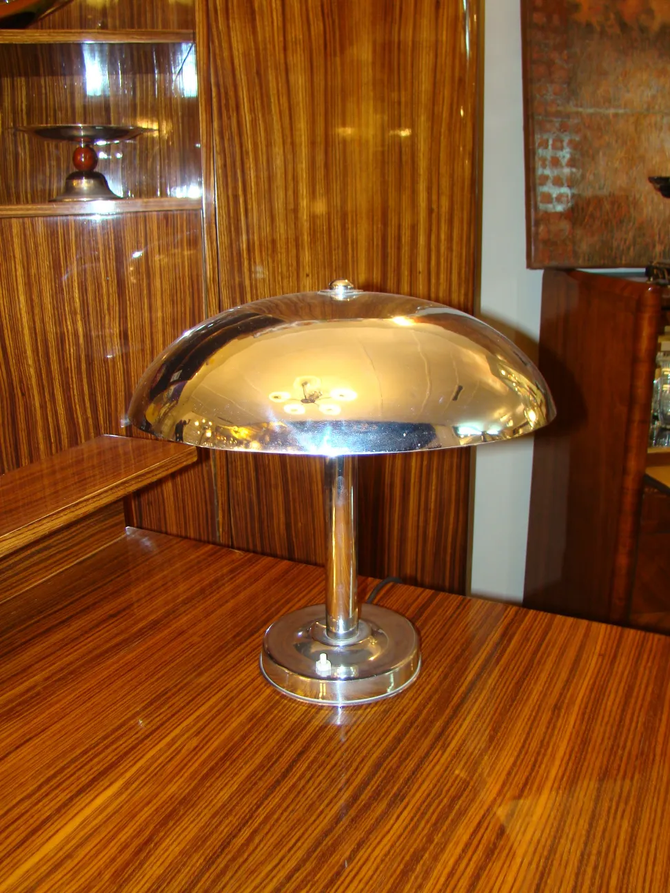 lampara de mesa antigua con base brillante sobre mesa de madera