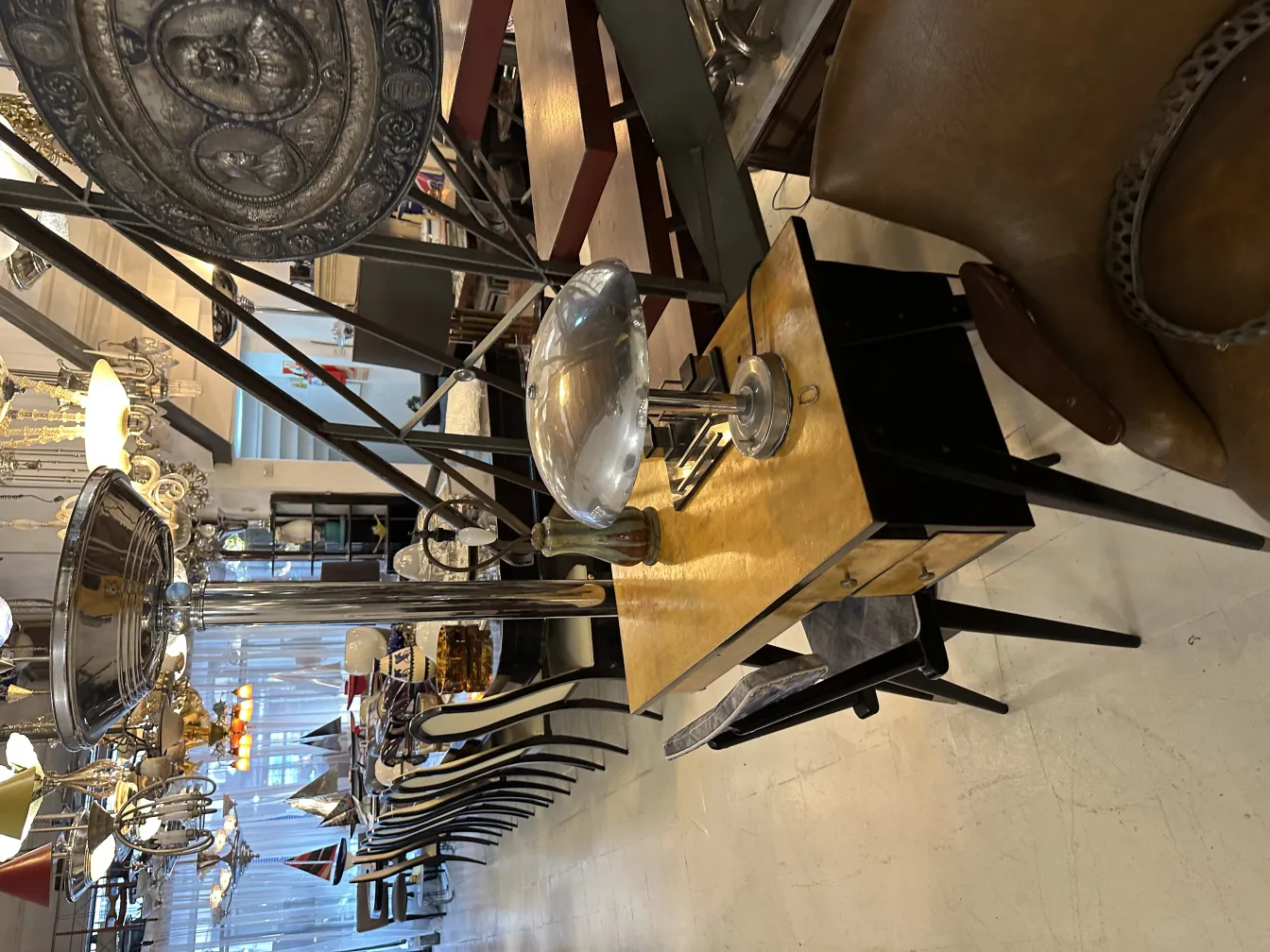 lampada da tavolo antica con design elegante in un ambiente vintage