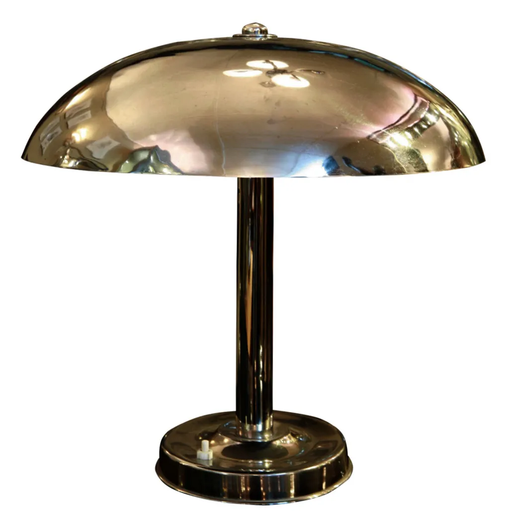 lampada da tavolo antica con base lucida e cupola lucida, in un ambiente accogliente