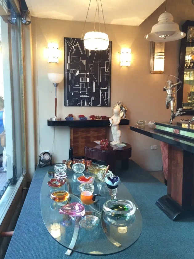 luminária antiga de mesa com luz quente em um ambiente aconchegante