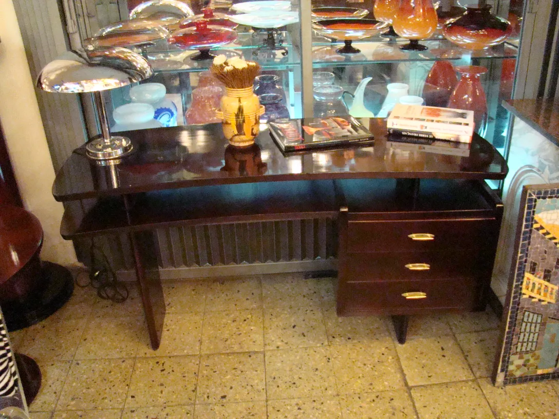 优雅设计的古董桌灯，置于舒适环境中。