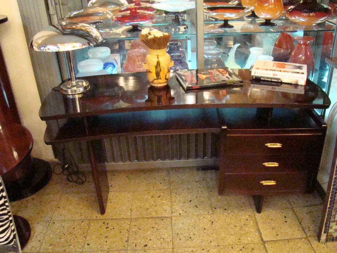 Lámpara de mesa antigua con luz brillante sobre un escritorio.