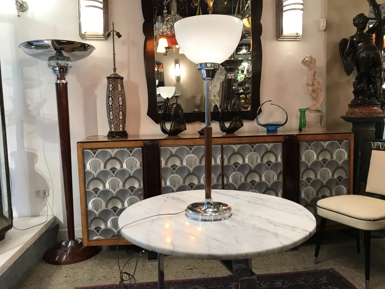 antike tischlampe mit eleganter basis und weißem schirm, verleiht einem klassischen raum charme