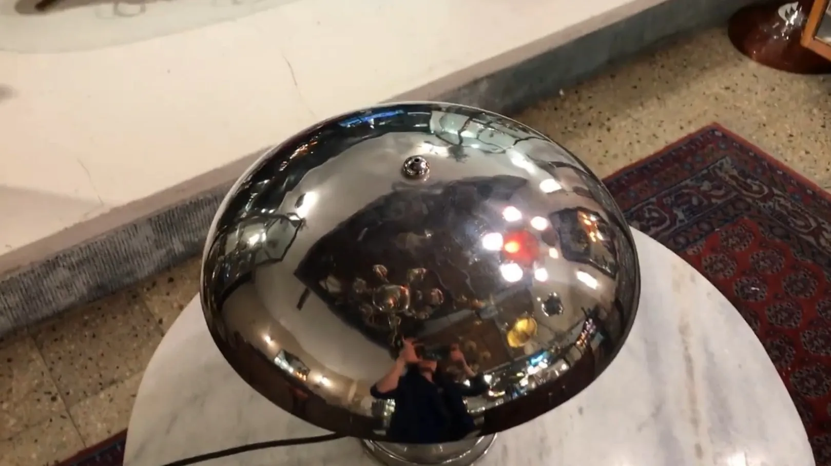 lampada da tavolo antica con design lucido e specchio, ambiente accogliente