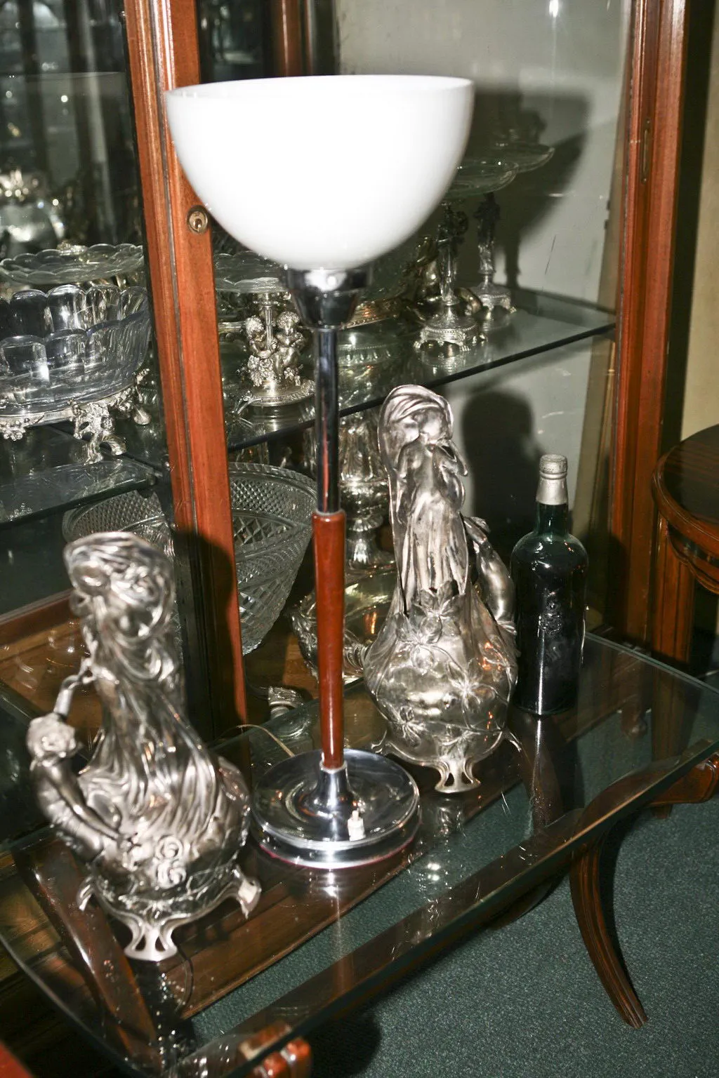 Una lámpara de mesa antigua, estilo elegante con detalles.