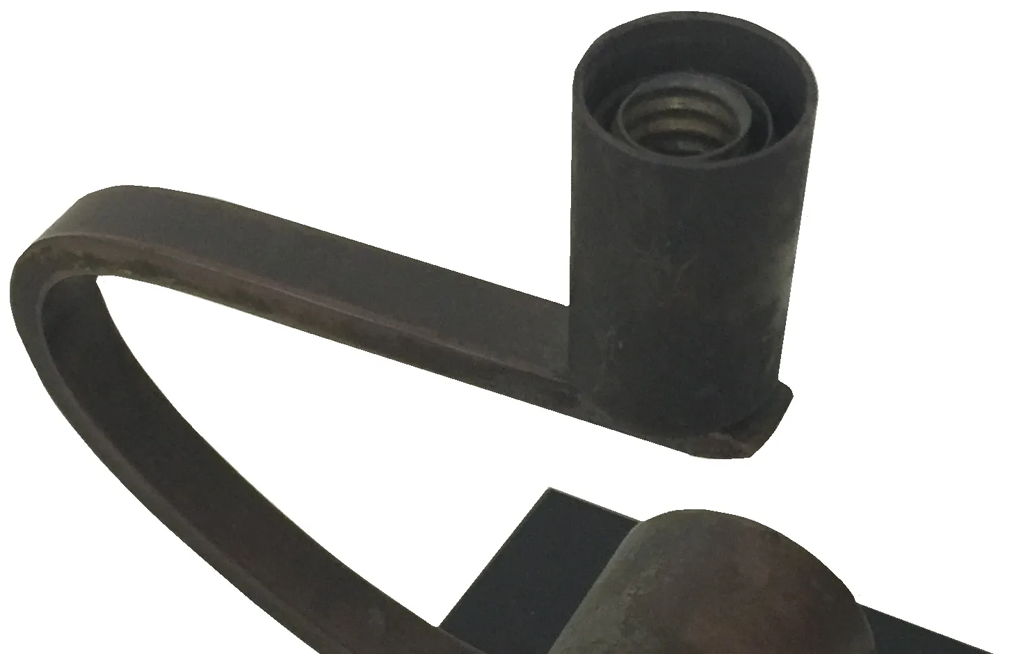 पुरानी टेबल लैंप मोटे और मुड़े हुए आधार के साथ