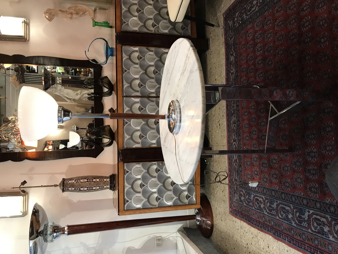 luminária de mesa antiga com sombra branca em ambiente acolhedor