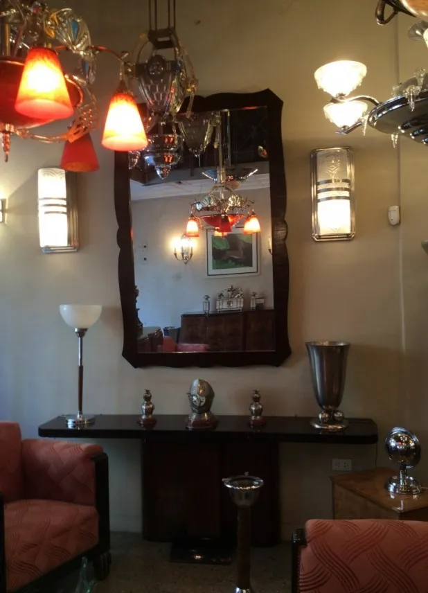 antica lampada da tavolo in un ambiente elegante con poltrone rosse