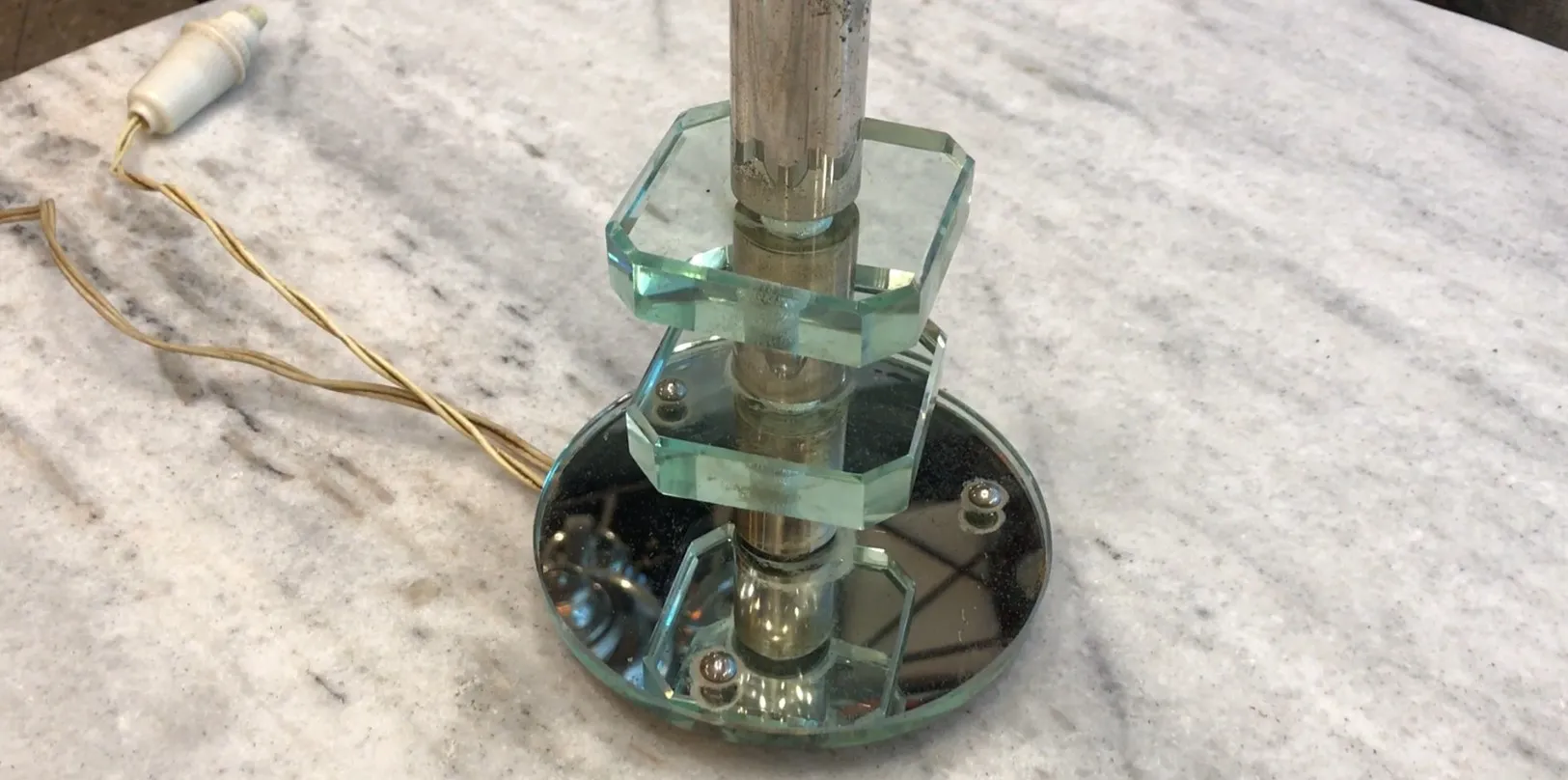 lampada da tavolo antica con design unico ed elegante, contesto moderno