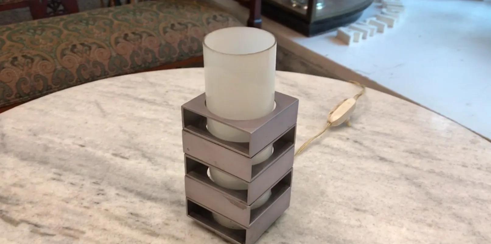 antike Tischlampe mit modern geformtem Metallfuß, gemütliche Atmosphäre