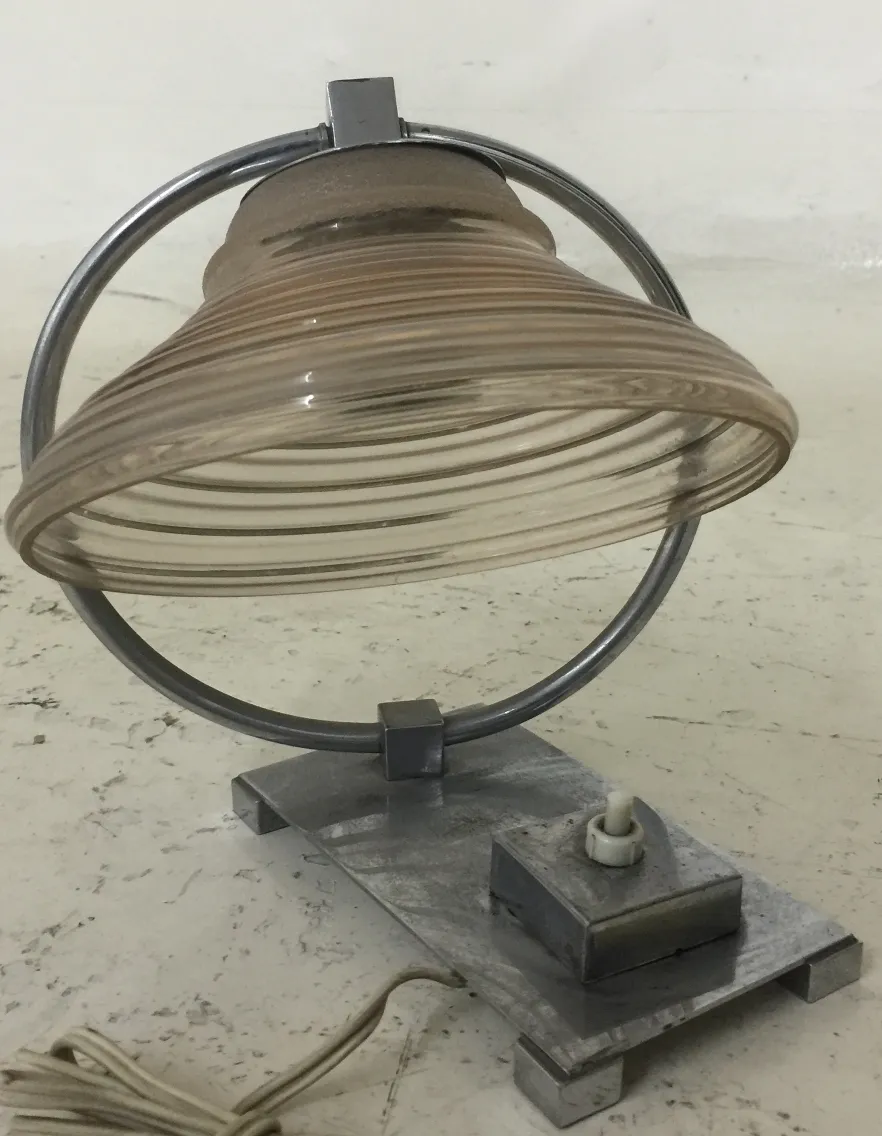 Lampe de bureau ancienne avec un design unique et un socle en métal, parfaite pour des décors classiques.