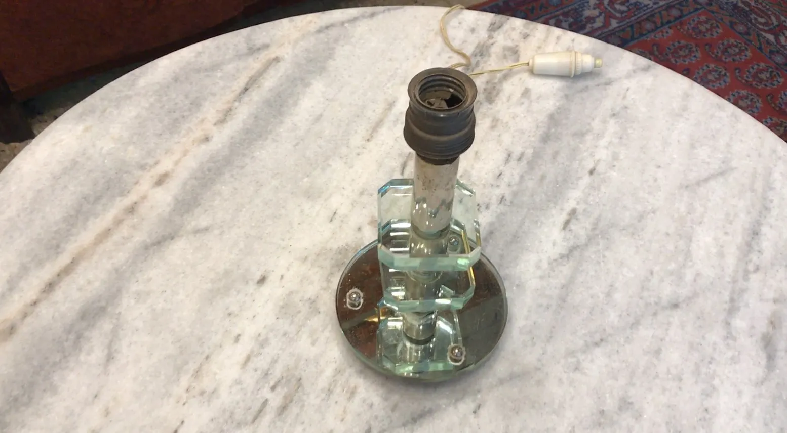 Lampe de bureau antique avec base octogonale transparente, détail classique, ambiance chaleureuse.