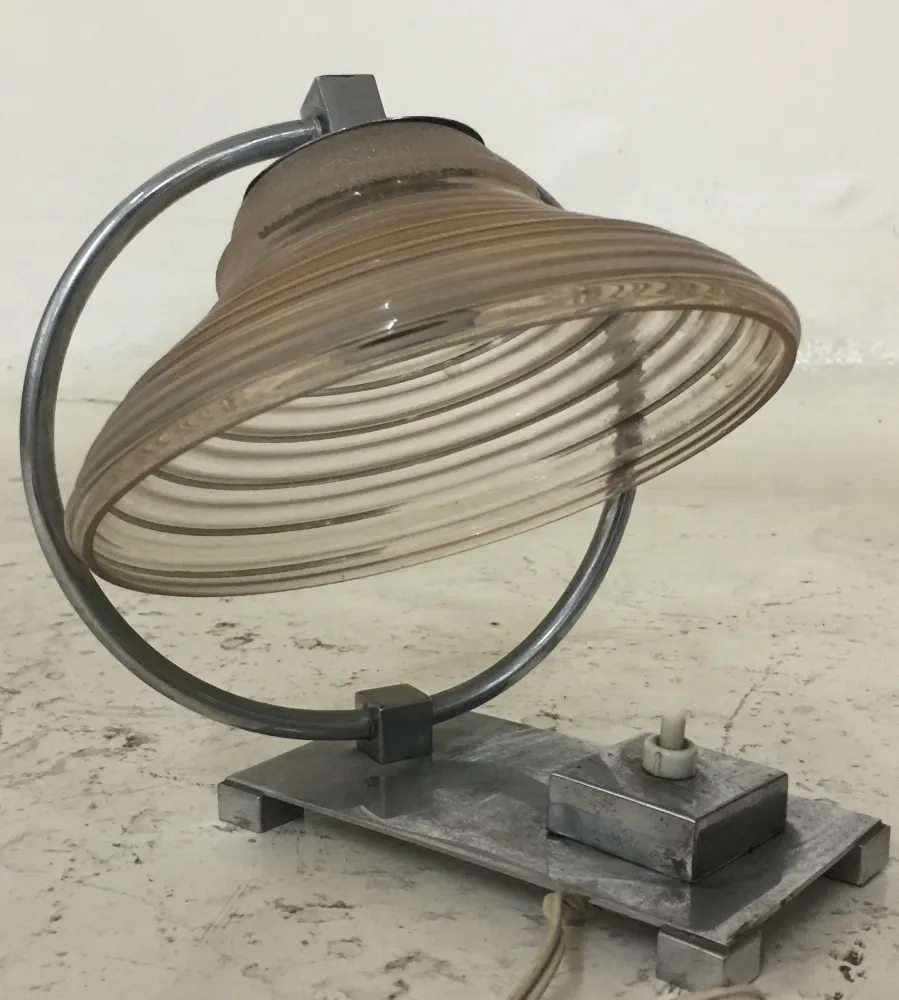 une ancienne lampe de bureau au design arrondi