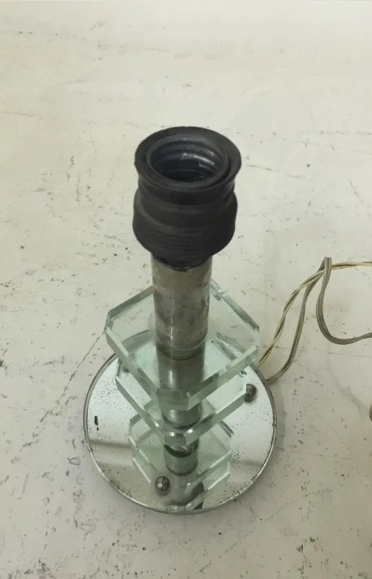 古董檯燈的細節，設計師為Adnet Jacques，具有幾何形狀的底座。