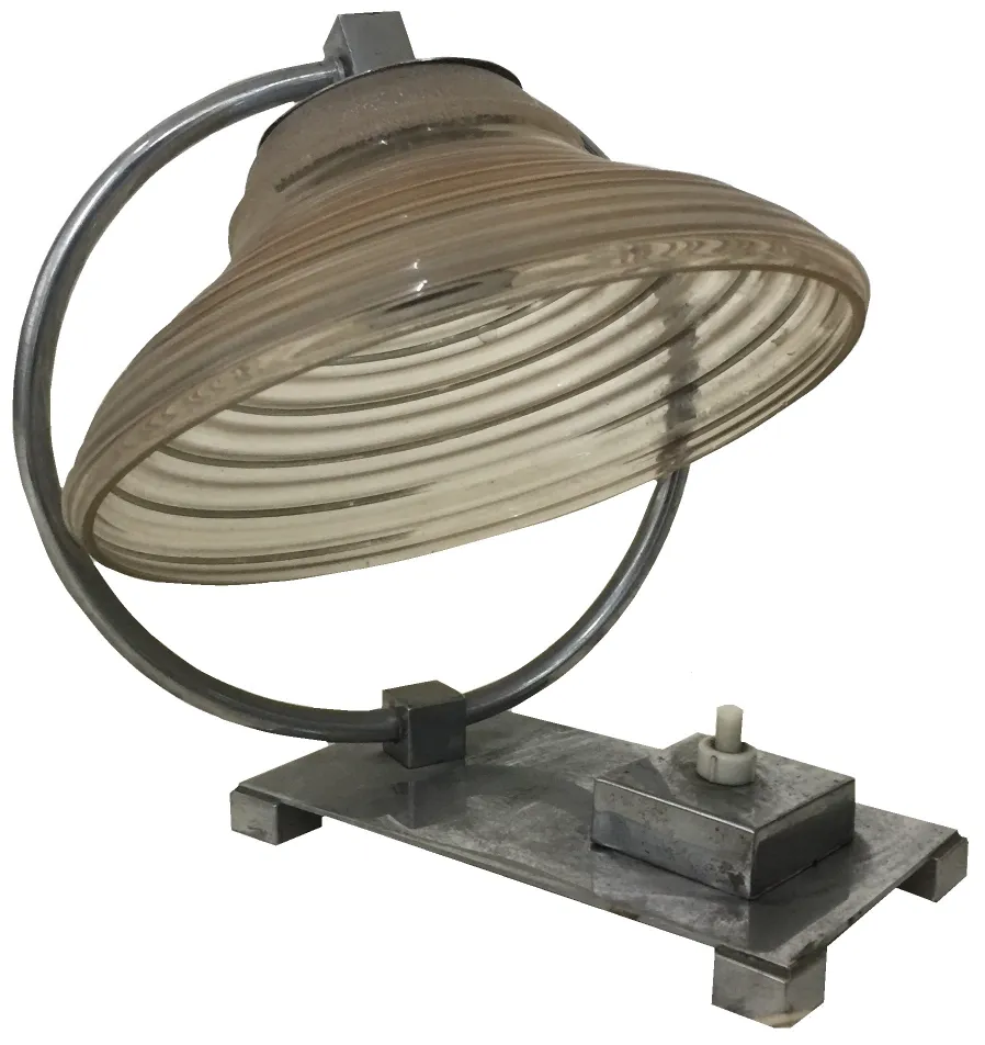 lampe de bureau ancienne avec design rond sur une table