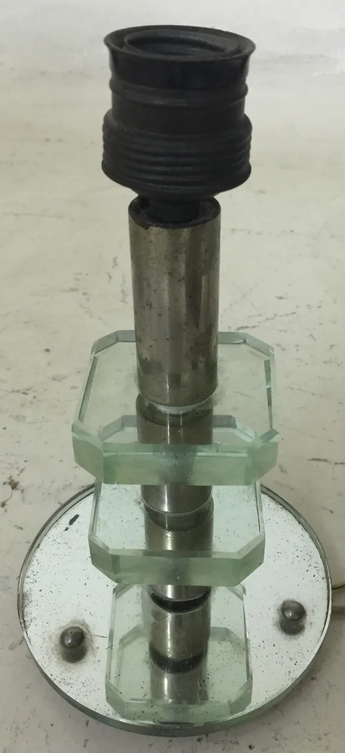 alte Tischlampe mit runder Basis und Kristalldetails, retro Atmosphäre