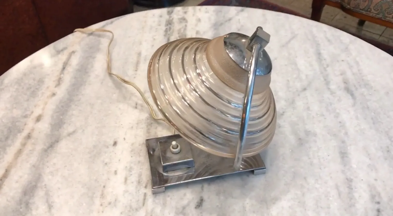 lampada da tavolo antica di forma rotonda con base in metallo, ambiente accogliente