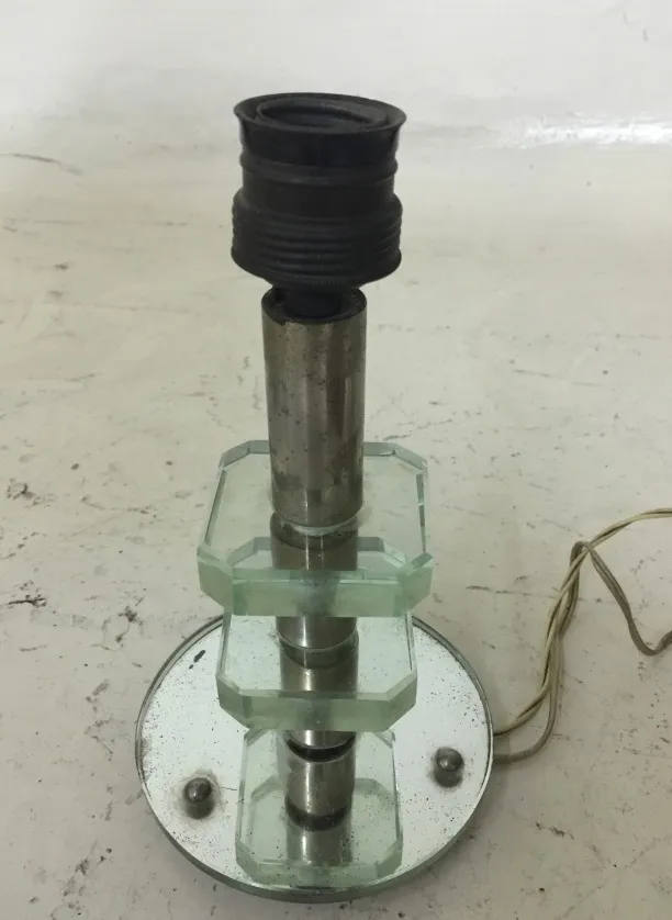 Ancienne lampe de bureau d'Adnet Jacques avec base en métal et détails en verre, dans une pièce chaleureusement éclairée.