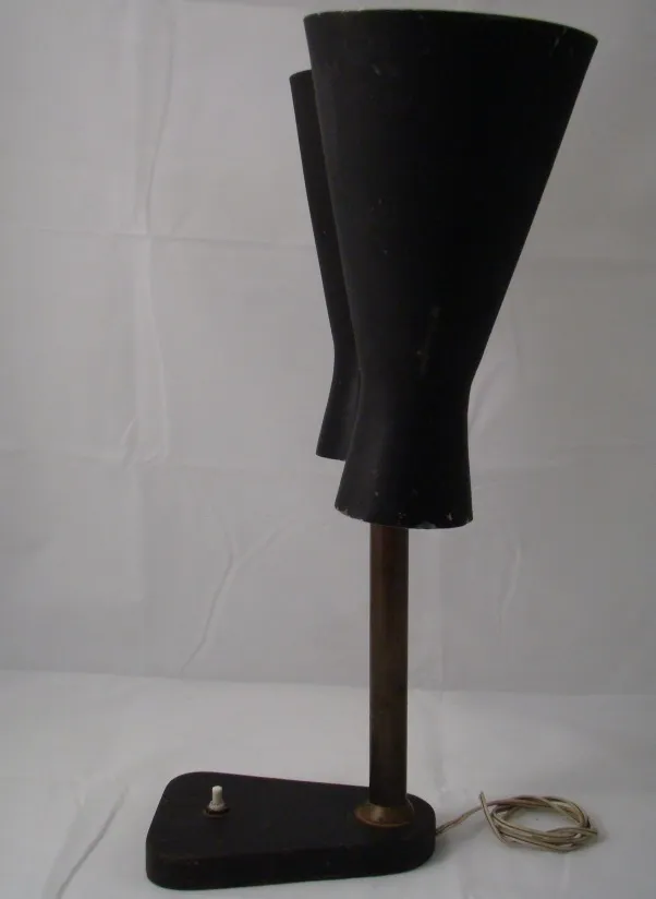 Lampe de bureau ancienne avec une forme élégante et unique de Serge Mouille.