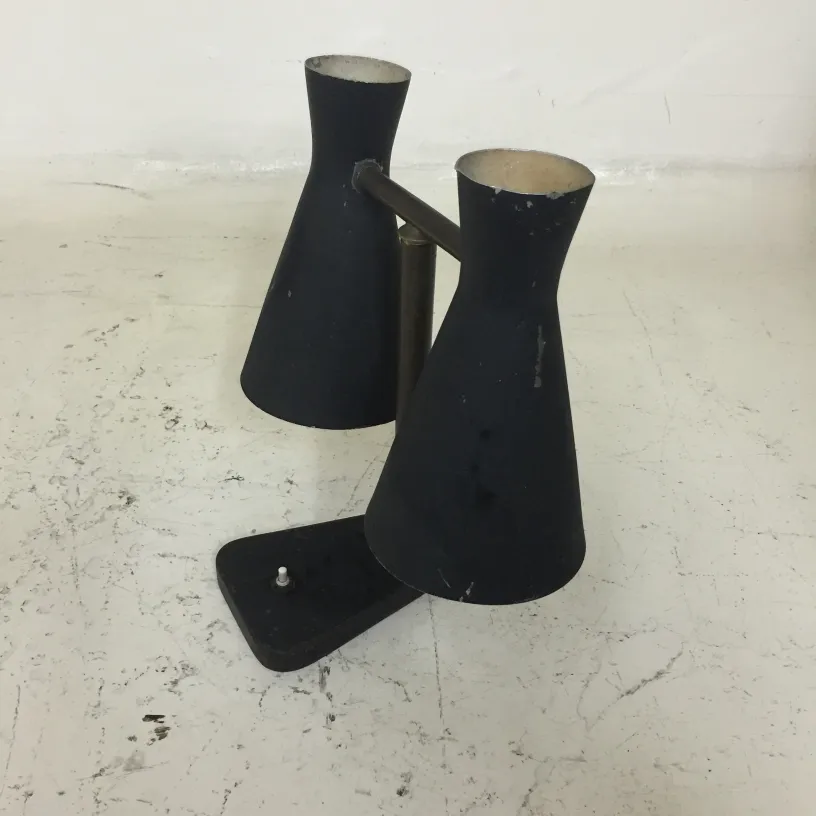 lampada da tavolo antica con forma conica e base nera