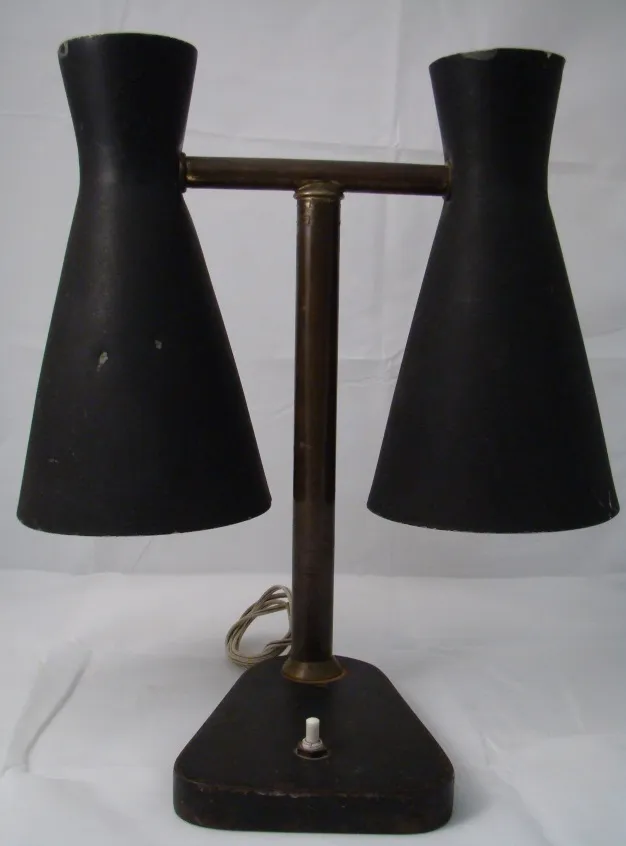Lámpara de mesa antigua con dos pantallas en forma de cono, ambiente retro.