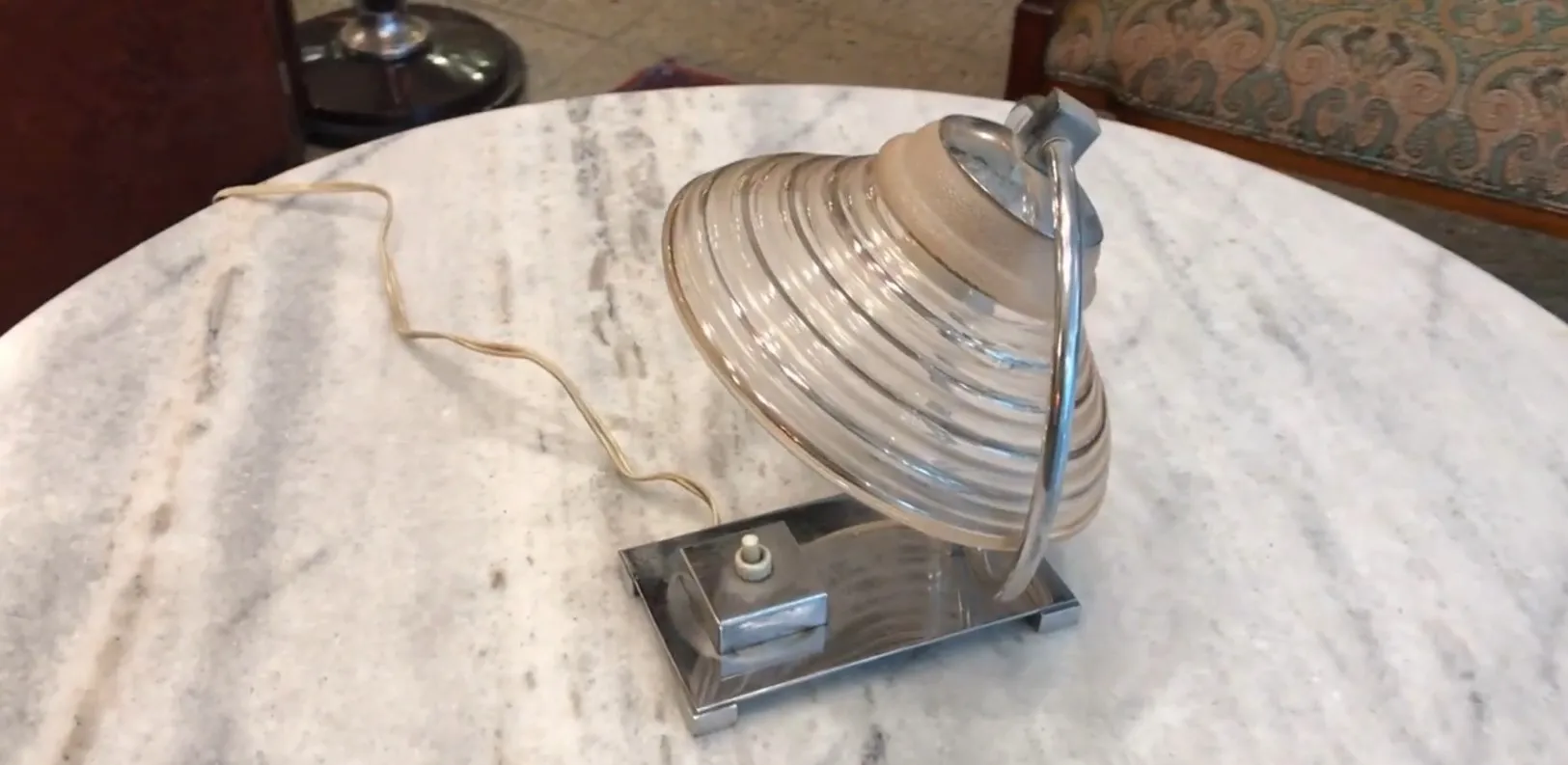 Ancienne lampe de bureau avec un design distinctif et élégant, parfaite pour toute pièce.