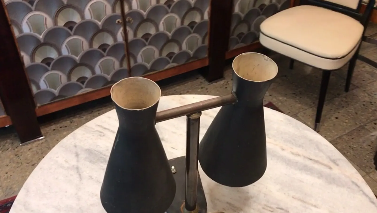 lampada da tavolo antica con due paralumi neri su base in metallo, sfondo decorativo