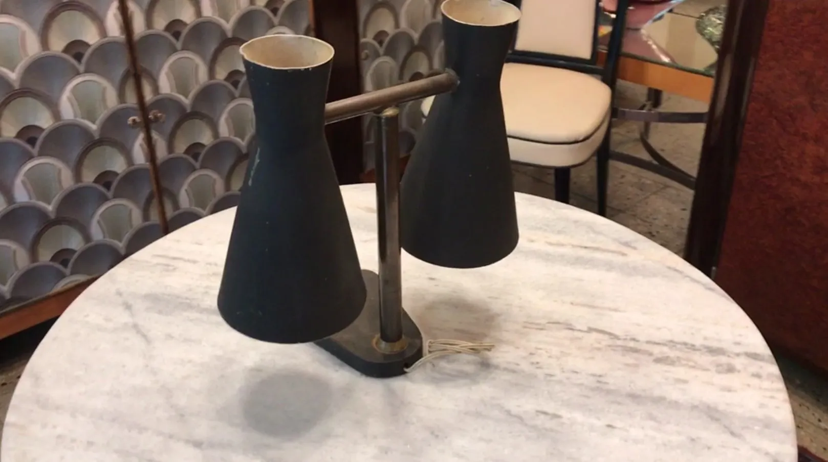 luminária de mesa vintage com bases em forma de cone, ambiente acolhedor