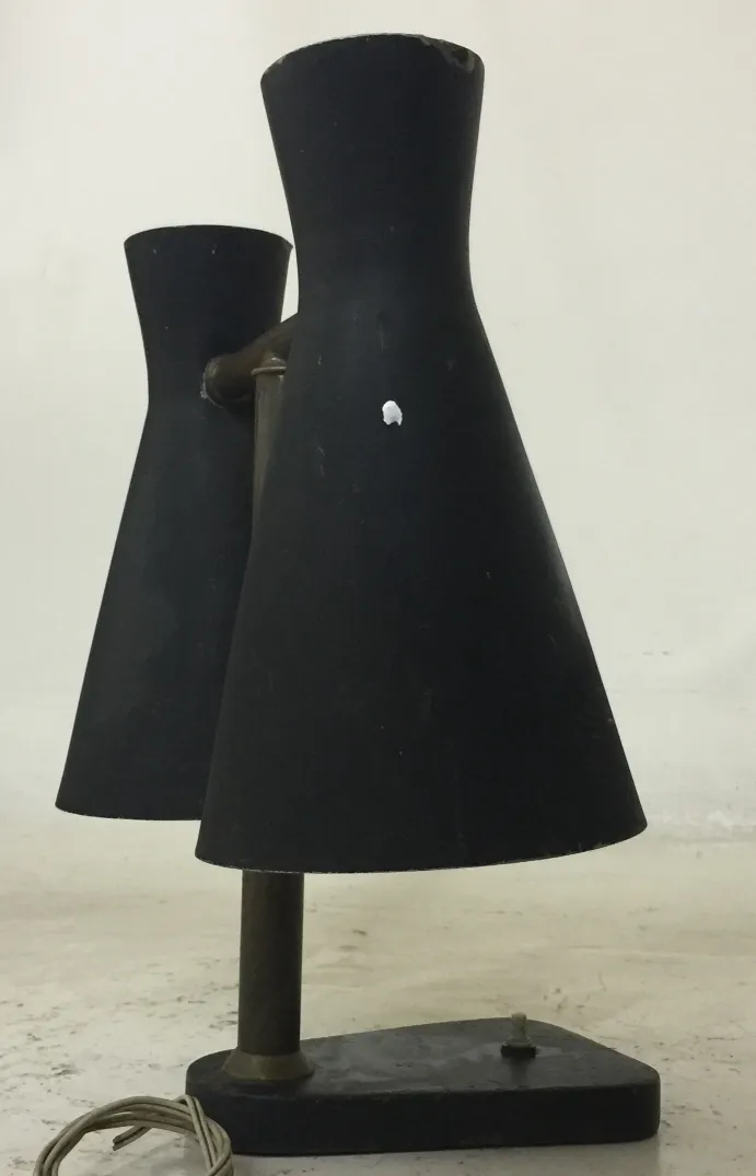 दो काले शेड के साथ पुरानी टेबल लैंप