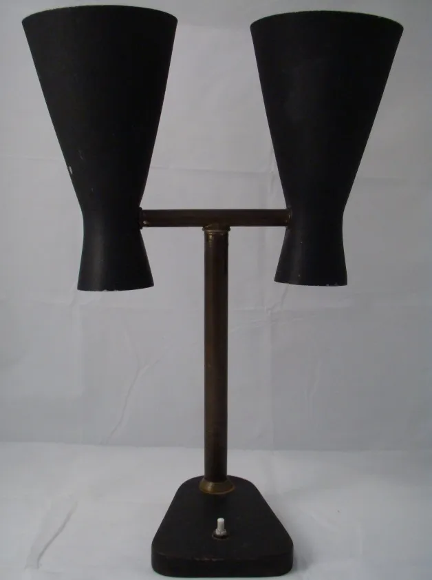 lampara de mesa antigua con dos pantallas en forma de cono de color negro, estilo serge moutille