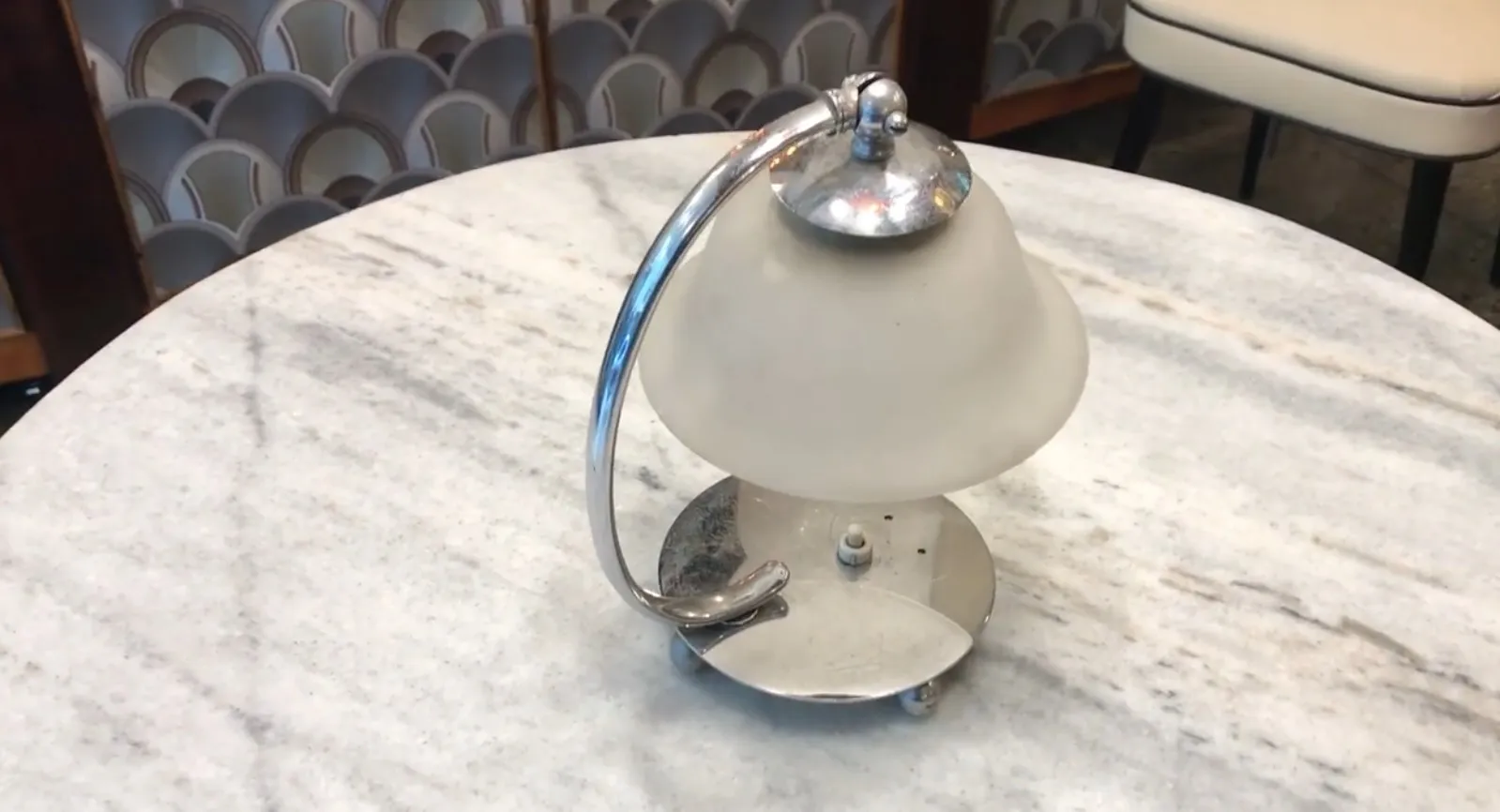 lampe de bureau ancienne de Jean Perzel avec un design élégant