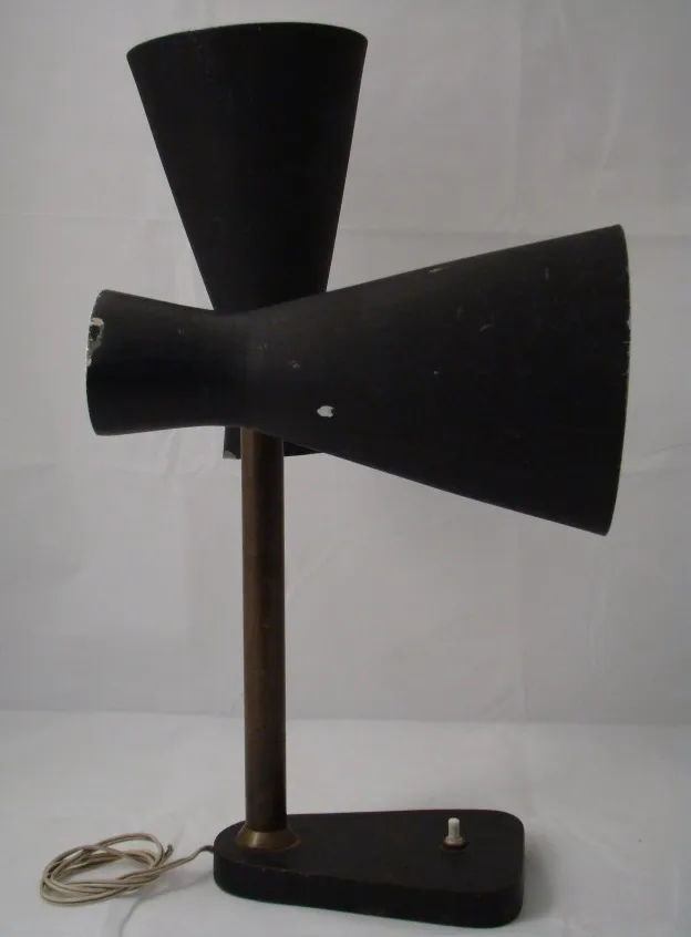 Lampe de bureau ancienne de Serge Mouille, avec deux abat-jours coniques noirs et une base solide.