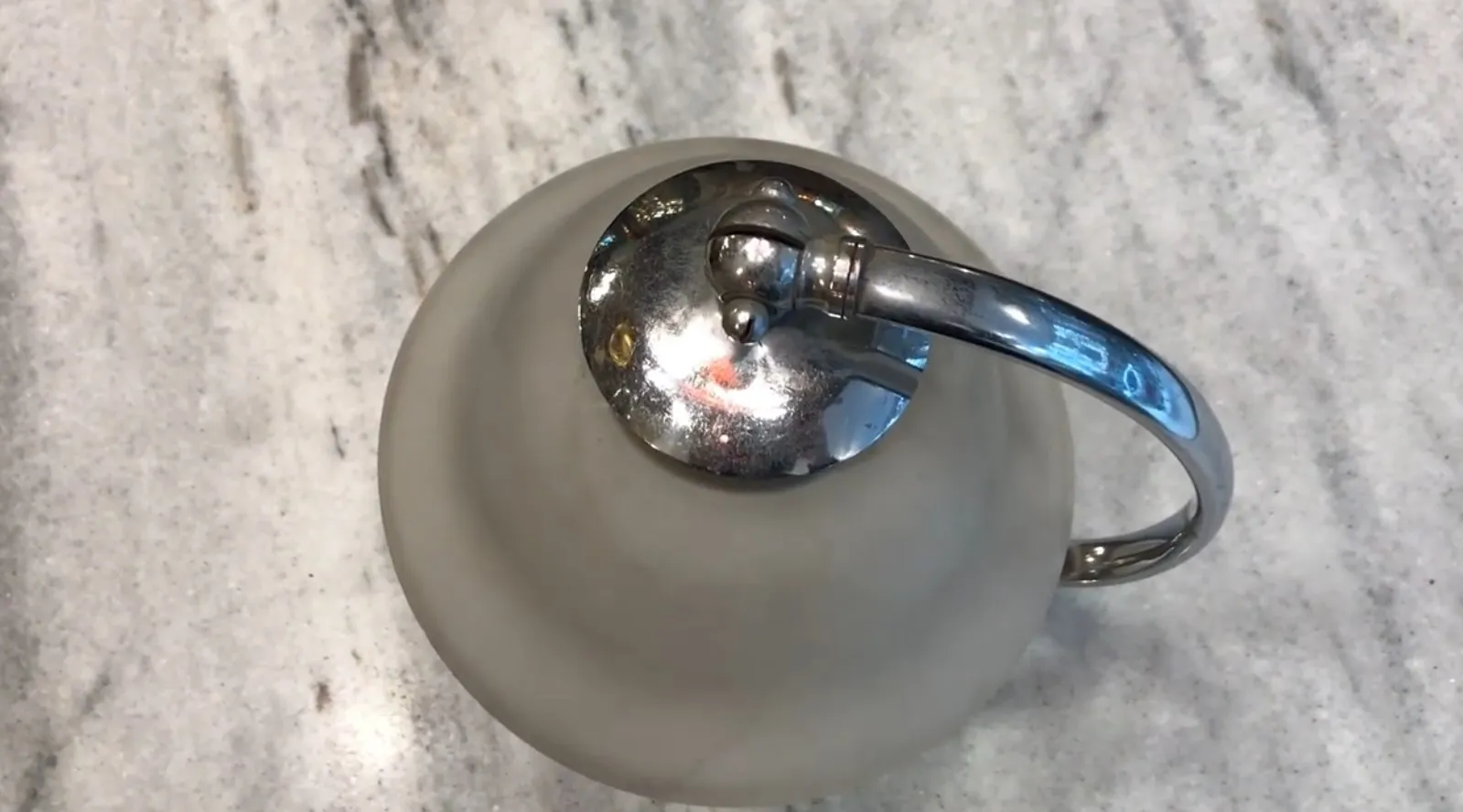 antica lampada da tavolo con design di jean perzel, ambientata in un contesto elegante