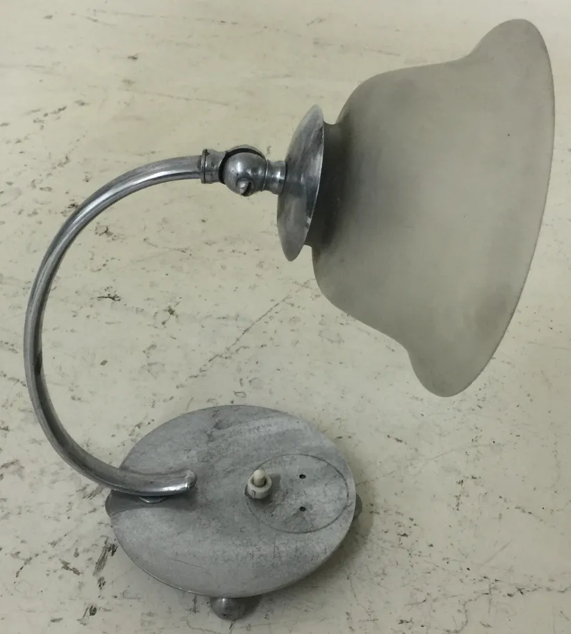 Antike Tischlampe von Jean Perzel mit elegantem Design und sanftem Licht.