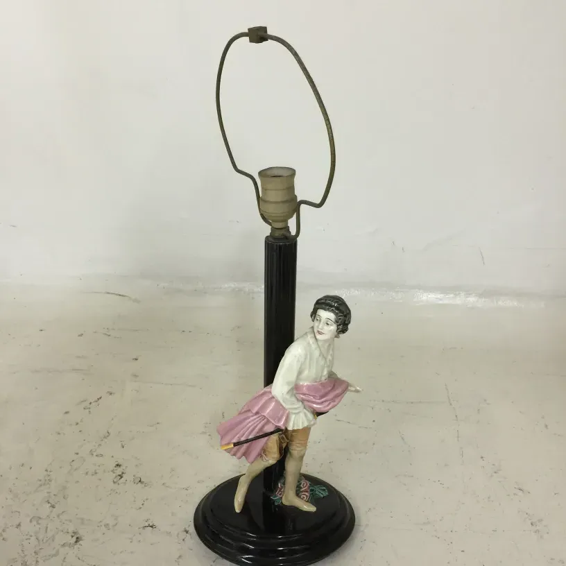 Lampe de bureau ancienne Keramos avec figure décorative et base noire