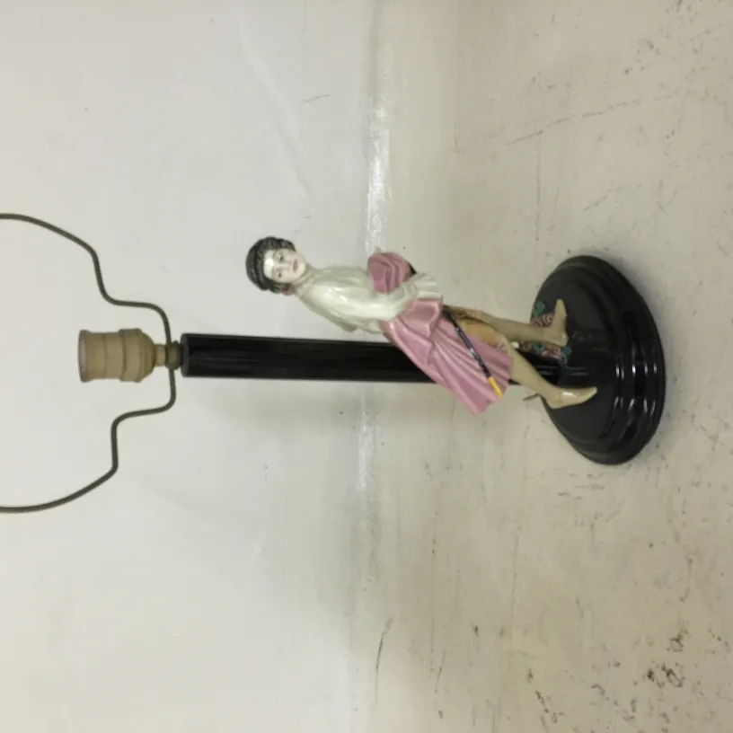 Lampe de bureau antique avec base noire et figurine décorative