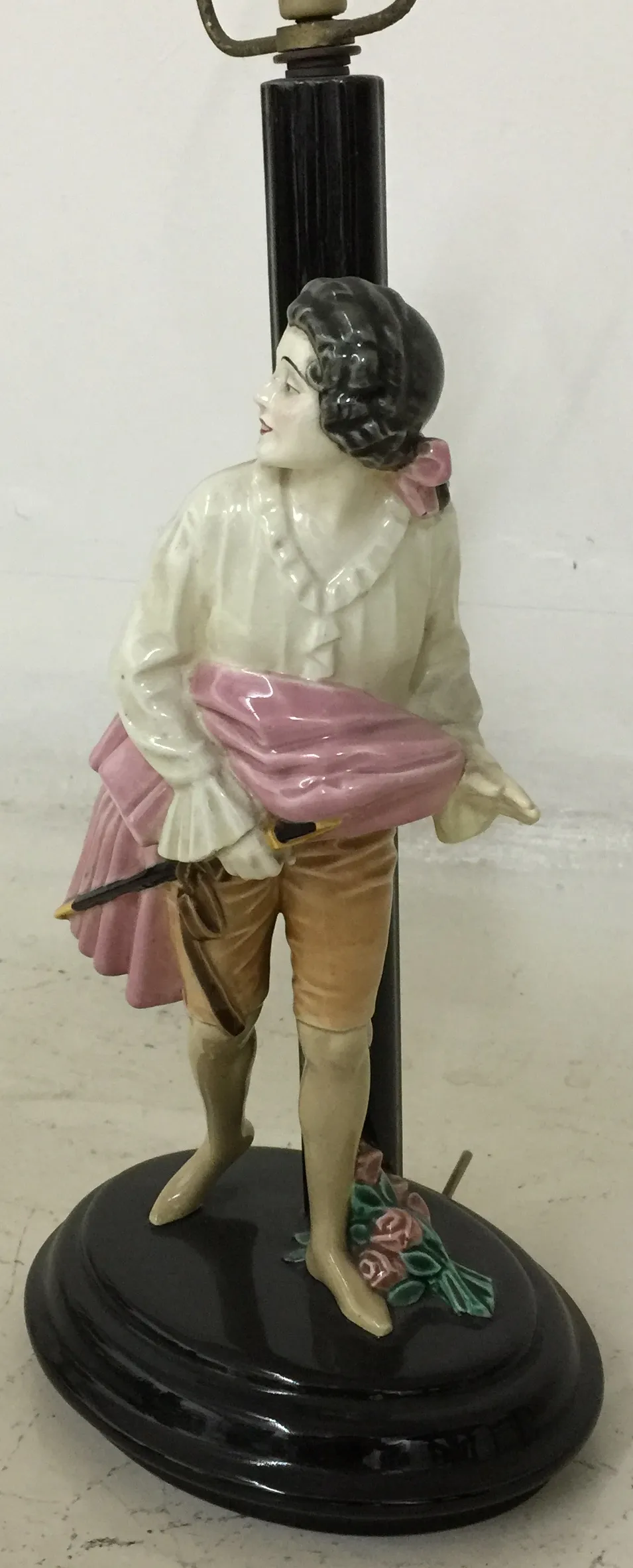 lampada da tavolo antica con figura di donna che tiene un ombrello, dettagli rosa